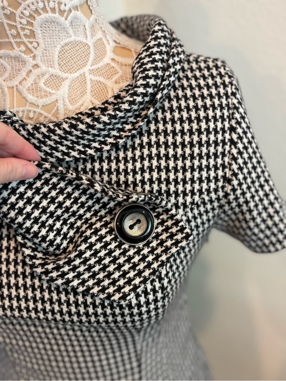 60s Mod Style Houndstooth Short Sleeve Dress with Bow Shawl Collar- size 4 - Picture 3 of 9